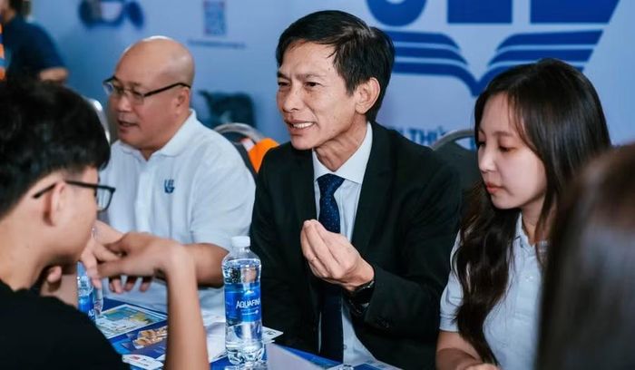 Chuyên gia Trường Đại học Kinh tế - Luật tư vấn cho thí sinh tại ngày hội lựa chọn nguyện vọng xét tuyển năm 2026.