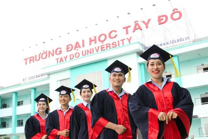 Tân cử nhân Trường ĐH Tây Đô.