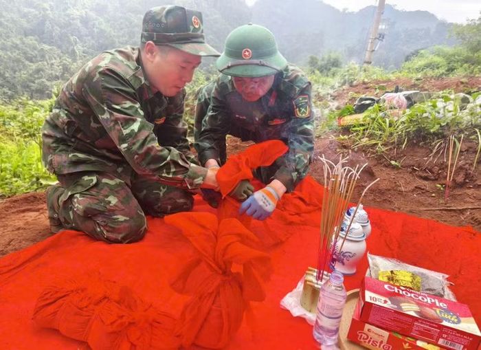 Công tác tìm kiếm, quy tập hài cốt liệt sĩ tại xã biên giới Minh Tân.