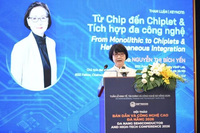 Bà Nguyễn Thị Bích Yến, Viện sĩ Viện Kỹ sư Điện và Điện tử (IEEE, Hoa Kỳ) - Chủ tịch Công ty cổ phần VSAP Lab, Chủ tịch danh dự Viện Bán dẫn và Vật liệu tiên tiến, Đại học Quốc gia Hà Nội trình bày tham luận tại Hội thảo.