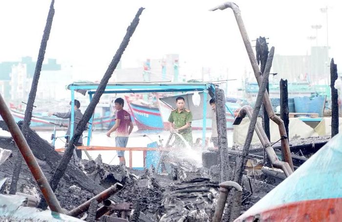 Qua một đêm, lực lượng chức năng cùng người dân vẫn bơm nước vào những con tàu còn âm ỉ than hồng.