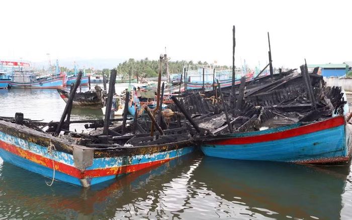 Những con tàu bị cháy trơ trọi.