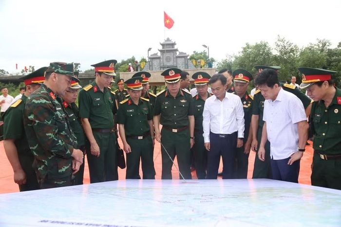 Ban Chỉ đạo tìm kiếm, quy tập và xác định danh tính hài cốt liệt sĩ tỉnh Quảng Trị và chỉ huy các đơn vị quân đội khảo sát thực địa.