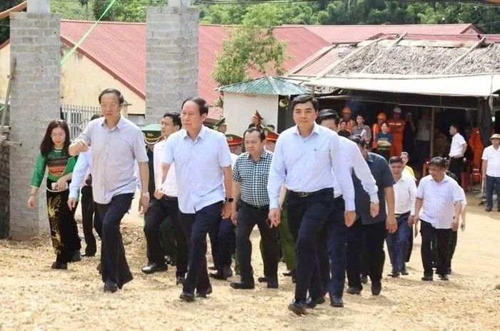 Phó Thủ tướng Lê Tiến Châu; Thứ trưởng Bộ GD&amp;ĐT Phạm Ngọc Thưởng cùng đoàn công tác kiểm tra Trường nội trú liên cấp Tiểu học và THCS Yên Khương.