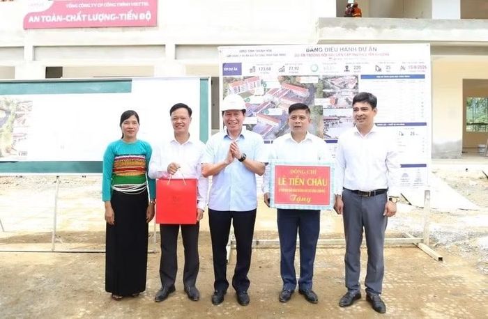 Phó Thủ tướng tặng quà công nhân và nhà trường.