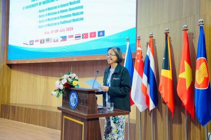 GS Myrna S. Austria - Trưởng đoàn đánh giá AUN-QA phát biểu góp ý.