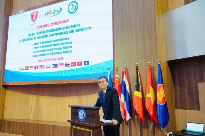 PGS.TS Hoàng Bùi Bảo - Phó Hiệu trưởng phát biểu tại lễ bế mạc.