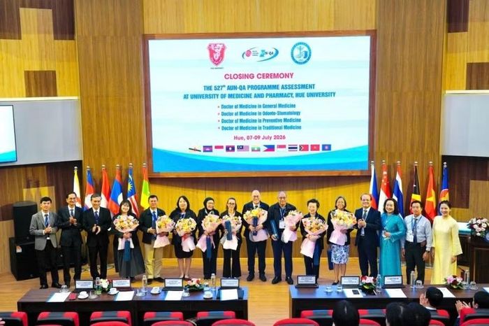 Trường ĐH Y Dược Huế tặng hoa cảm ơn đoàn đánh giá ngoài.