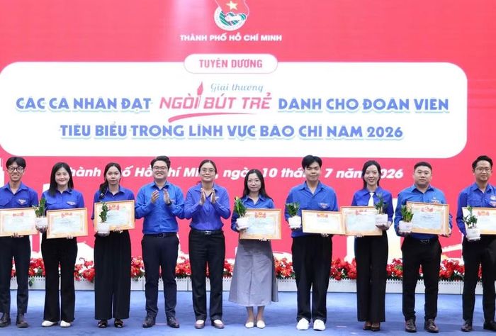 Tuyên dương các cá nhân đạt giải thưởng Ngòi bút trẻ dành cho đoàn viên tiêu biểu trong lĩnh vực báo chí.