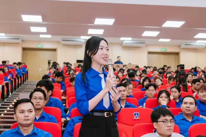 Chị Đặng Hồng Thắm (Phóng viên Khối ấn phẩm Khăn Quàng Đỏ, Báo Sài Gòn Giải Phóng).