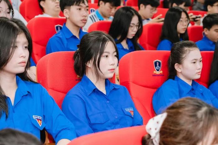 Sinh viên tham dự tọa đàm.