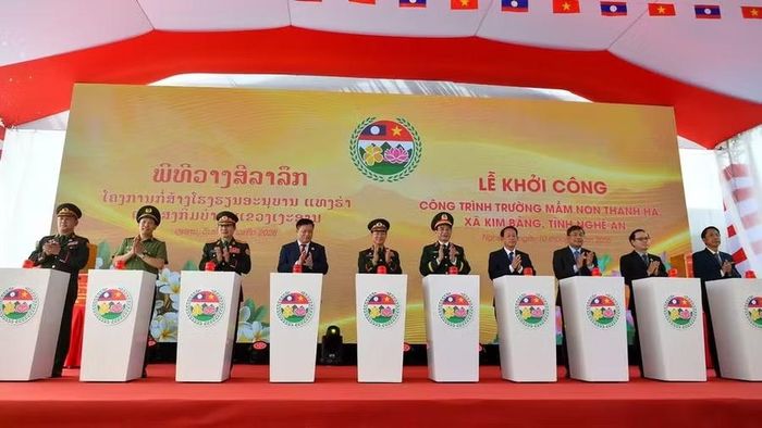 Hai Phó Thủ tướng, Bộ trưởng Quốc phòng và các đại biểu bấm nút khởi công công trình. (Ảnh: Báo Nhân Dân)