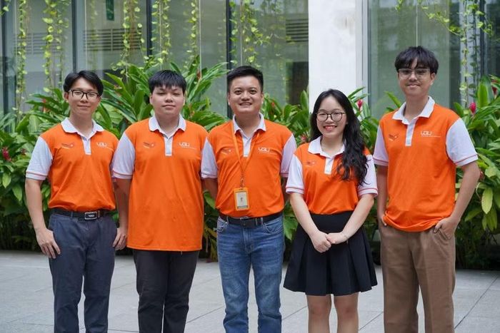 Nhóm sinh viên Trường Đại học Việt Đức và giáo viên hướng dẫn giành giải tại DS2S Hackathon 2026. Ảnh: Huyền Trang.