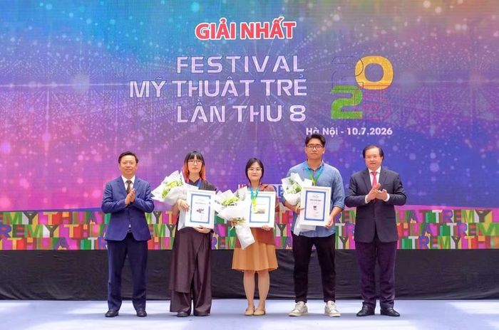 Phó Trưởng ban Tuyên giáo và Dân vận Trung ương Trần Thanh Lâm và Thứ trưởng Bộ VH,TT&DL Tạ Quang Đông trao giải Nhất cho các tác giả đoạt giải - Ảnh: Bộ VHTTDL.