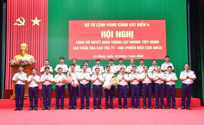 Thủ trưởng BTL Vùng Cảnh sát biển 4 cùng chỉ huy các cơ quan, đơn vị tặng hoa chúc mừng và chụp ảnh lưu niệm với cán bộ, chiến sĩ Khung tàu CSB 4043.