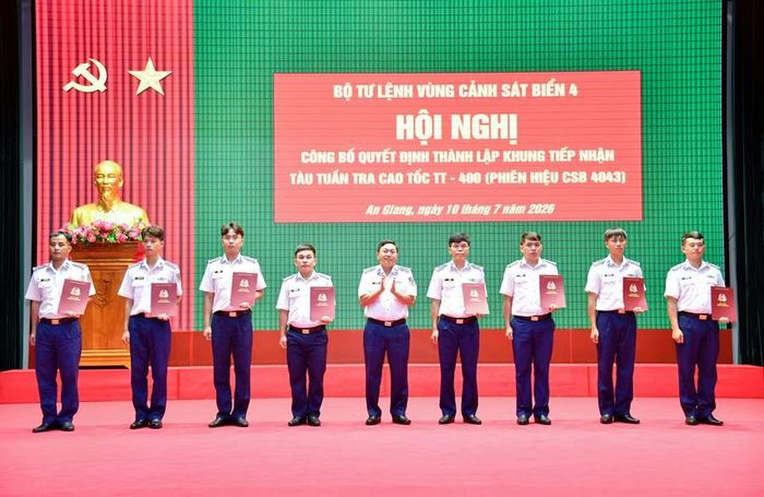 BTL Vùng Cảnh sát biển 4 trao các quyết định về công tác cán bộ và quân lực.