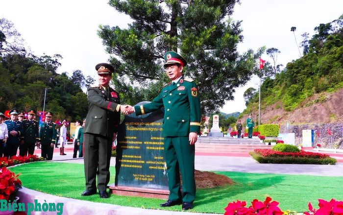 Đại tướng Phan Văn Giang và Đại tướng Khăm Liêng - Ụ Thạ Cay Sỏn trồng cây hữu nghị tại khuôn viên cột mốc 460. Ảnh: Dân Chủ
