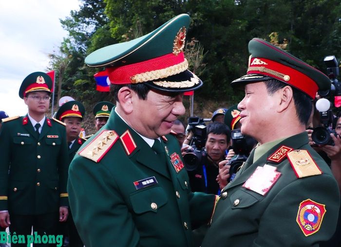 Đại tướng Phan Văn Giang đón Đại tướng Khăm Liêng - Ụ Thạ Cay Sỏn tại cửa khẩu Thanh Thủy. Ảnh: Thanh Xuân