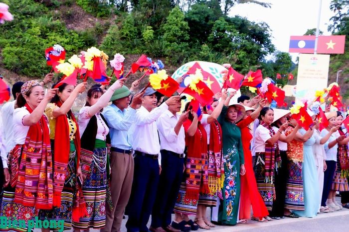 Đông đảo nhân dân tỉnh Nghệ An có mặt từ sớm để chào đón các đại biểu tham dự Chương trình Giao lưu tại Việt Nam. Ảnh: Thanh Xuân