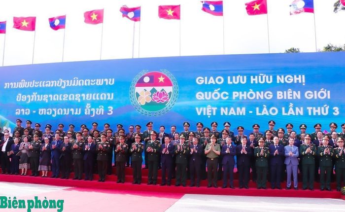 Đoàn đại biểu cấp cao Bộ Quốc phòng hai nước Việt Nam - Lào chụp ảnh lưu niệm tại khu vực cửa khẩu Thanh Thủy. Ảnh: Chiến Khu