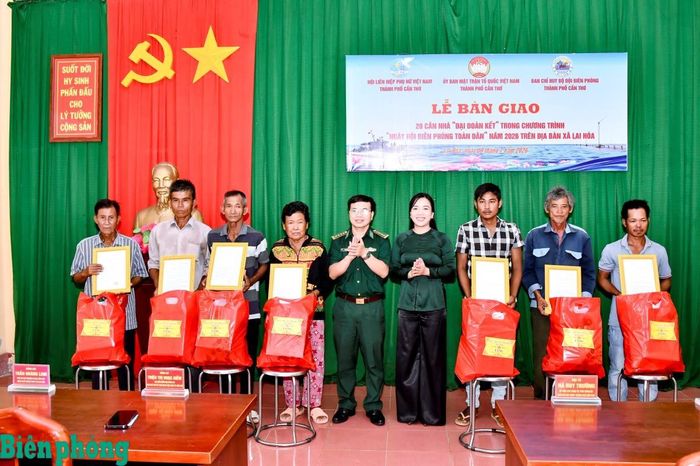 Đồng chí Triệu Thị Ngọc Diễm và Đại tá Hà Huy Trường trao quyết định tặng nhà và tặng quà cho các hộ gia đình trên địa bàn xã Lai Hòa. Ảnh: Văn Long