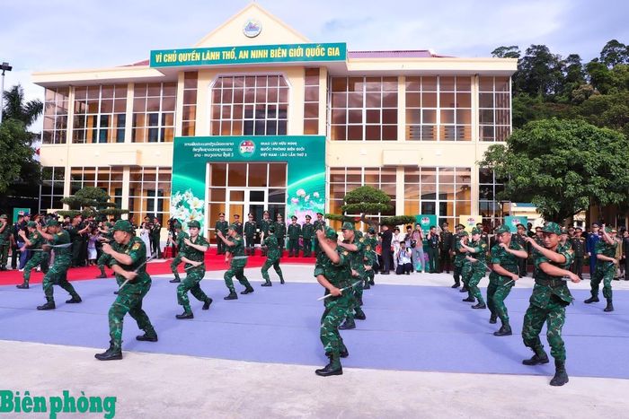 Đại tướng Phan Văn Giang và Đại tướng Khăm Liêng - Ụ Thạ Cay Sỏn cùng Đoàn đại biểu cấp cao Bộ Quốc phòng hai nước Việt Nam - Lào tham quan nội dung biểu diễn võ thuật, khí công của cán bộ, chiến sĩ Bộ đội Biên phòng tỉnh Nghệ An. Ảnh: Dân Chủ