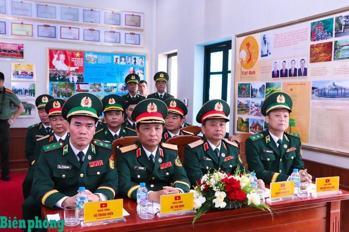 Đoàn đại biểu cấp cao Bộ Quốc phòng hai nước Việt Nam - Lào dự các hoạt động thăm, tặng quà tại Đồn Biên phòng cửa khẩu Thanh Thủy, Bộ đội Biên phòng tỉnh Nghệ An. Ảnh: Dân Chủ