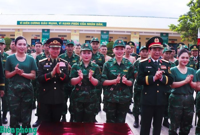 Đại tướng Phan Văn Giang và Đại tướng Khăm Liêng - Ụ Thạ Cay Sỏn tặng quà chúc mừng cán bộ, chiến sĩ vừa hoàn thành xuất sắc các tiết mục biểu diễn võ thuật, khí công, đánh bắt tội phạm. Ảnh: Thanh Xuân