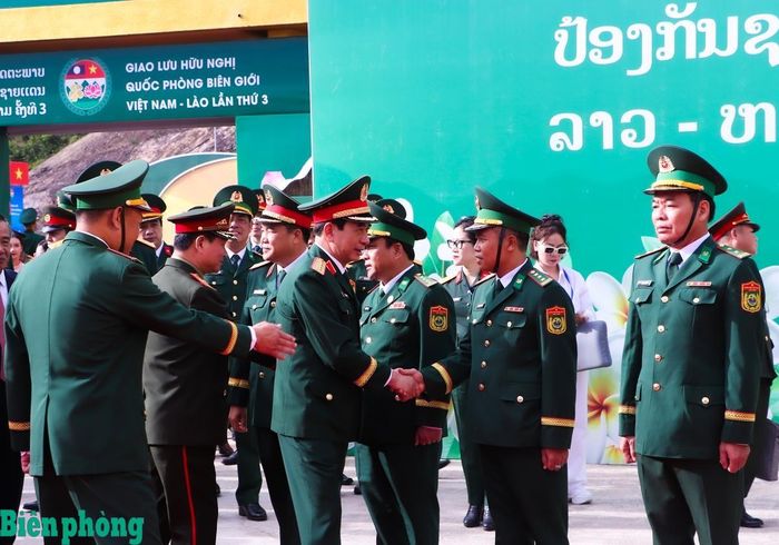 Đại tướng Phan Văn Giang và Đại tướng Khăm Liêng - Ụ Thạ Cay Sỏn động viên cán bộ, chiến sĩ Đồn Biên phòng cửa khẩu Thanh Thủy, Bộ đội Biên phòng tỉnh Nghệ An. Ảnh: Chiến Khu