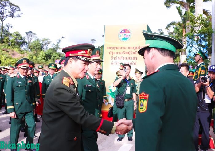Trung tướng Vũ Trung Kiên đón hai đồng chí Phó Thủ tướng Chính phủ, Bộ trưởng Bộ Quốc phòng cùng Đoàn đại biểu cấp cao Bộ Quốc phòng hai nước Việt Nam - Lào đến thăm, tặng quà Đồn Biên phòng cửa khẩu Thanh Thủy, Bộ đội Biên phòng tỉnh Nghệ An. Ảnh: Dân Chủ
