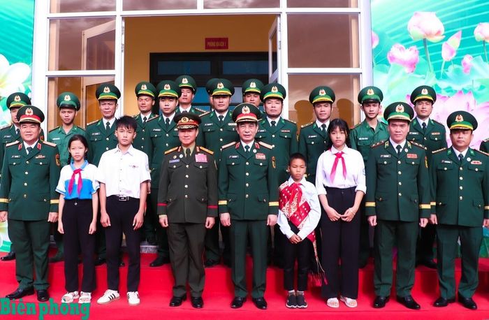 Đại tướng Phan Văn Giang và Đại tướng Khăm Liêng - Ụ Thạ Cay Sỏn và Đoàn đại biểu cấp cao Bộ Quốc phòng hai nước chụp ảnh lưu niệm với cán bộ, chiến sĩ Đồn Biên phòng cửa khẩu Thanh Thủy và các em học sinh trong chương trình “Nâng bước em tới trường - Con nuôi đồn Biên phòng”. Ảnh: Thanh Xuân
