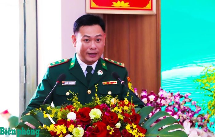 Trung tá Nguyễn Thanh Minh, Đồn trưởng Đồn Biên phòng cửa khẩu Thanh Thủy báo cáo tóm tắt kết quả công tác phối hợp quản lý, bảo vệ biên giới giữa Đồn Biên phòng cửa khẩu Thanh Thủy, Bộ đội Biên phòng tỉnh Nghệ An (Việt Nam) và Đại đội Biên phòng 252, Bộ Chỉ huy Quân sự tỉnh Bô Ly Khăm Xay (Lào). Ảnh: Dân Chủ