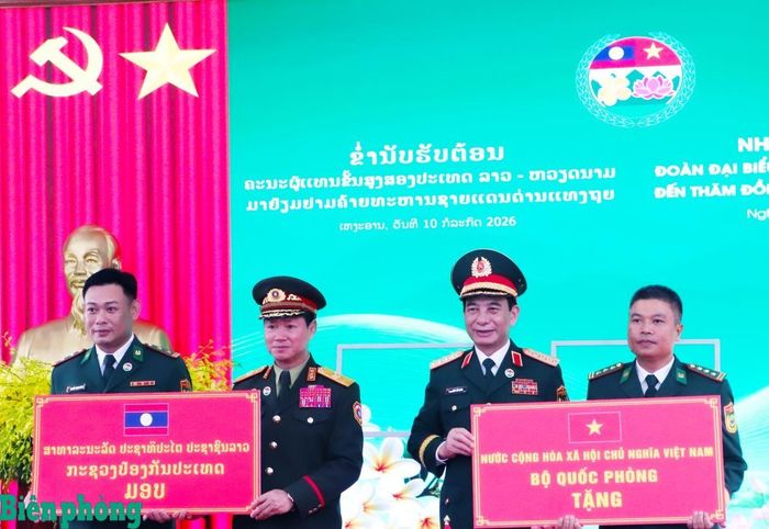 Đại tướng Phan Văn Giang và Đại tướng Khăm Liêng - Ụ Thạ Cay Sỏn tặng quà cán bộ, chiến sĩ Đồn Biên phòng cửa khẩu Thanh Thủy, Bộ đội Biên phòng tỉnh Nghệ An. Ảnh: Chiến Khu