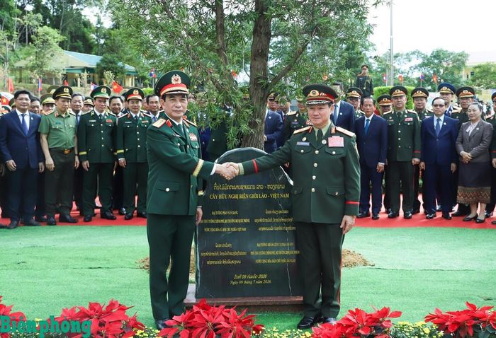 Đại tướng Phan Văn Giang, Ủy viên Bộ Chính trị, Phó Bí thư Quân ủy Trung ương, Phó Thủ tướng Chính phủ, Bộ trưởng Bộ Quốc phòng Việt Nam và Đại tướng Khăm Liêng - Ụ Thạ Cay Sỏn, Ủy viên Bộ Chính trị Đảng Nhân dân Cách mạng Lào, Phó Thủ tướng Chính phủ, Bộ trưởng Bộ Quốc phòng Lào chụp ảnh chung sau khi trồng cây hữu nghị trong khuôn viên cột mốc chủ quyền 460 phía Lào. Ảnh: Ngọc Lâm