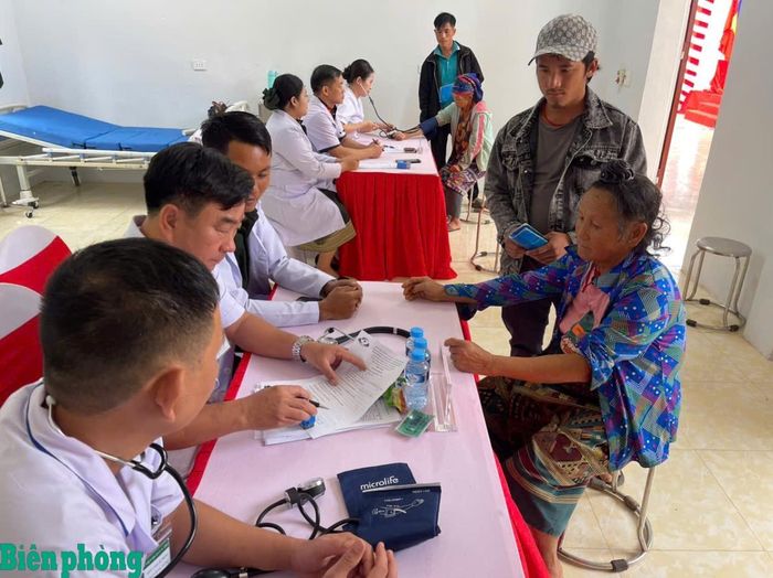 Bác sĩ quân y hai nước Việt Nam và Lào tham gia khám bệnh cho nhân dân bản Xốp Tờng. Ảnh: Nguyễn Dũng