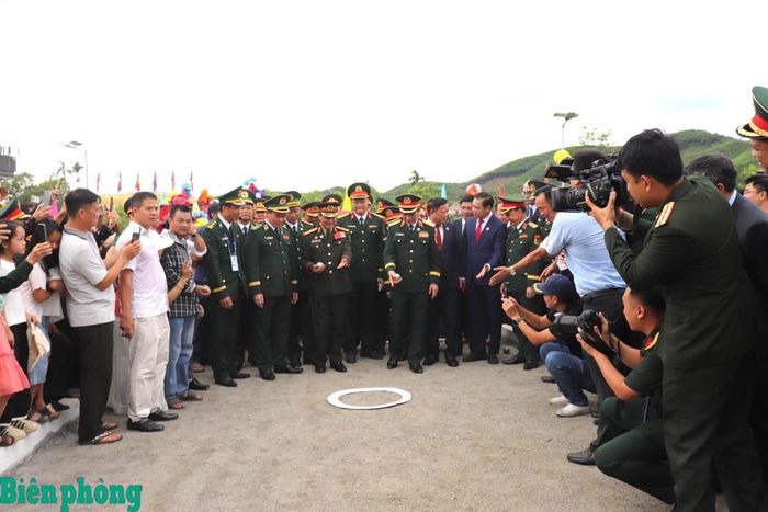 Hai đồng chí Bộ trưởng cùng tham gia chơi môn bi sắt. Ảnh: Viết Lam