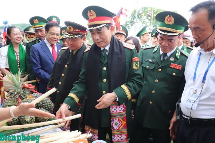 Đoàn đại biểu cấp cao Bộ Quốc phòng hai nước tham quan gian trưng bày sản phẩm nông sản của địa phương. Ảnh: Viết Lam