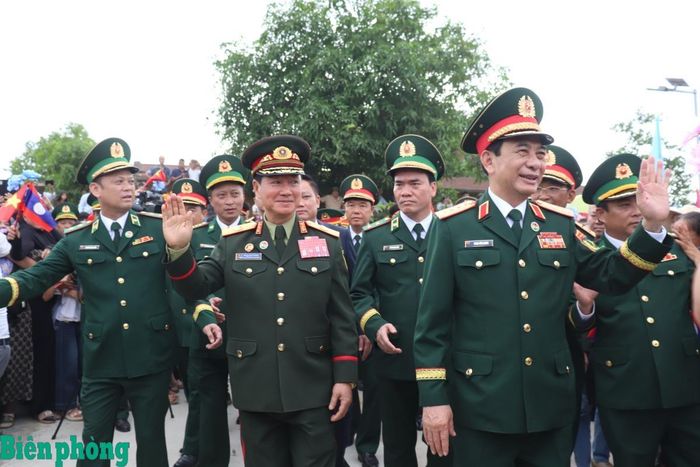 Đoàn đại biểu cấp cao Bộ Quốc phòng hai nước tham gia các hoạt động tại Nhà Văn hóa thôn Thủy Phong. Ảnh: Viết Lam