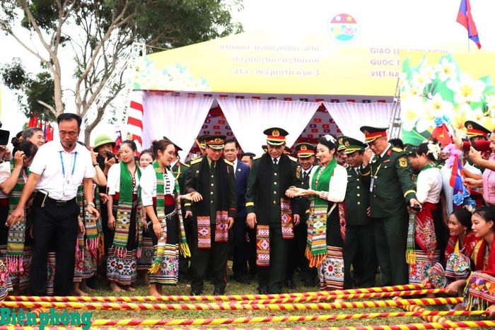 Hai đồng chí Bộ trưởng tham gia các hoạt động trong không gian trình diễn văn hóa của địa phương. Ảnh: Viết Lam