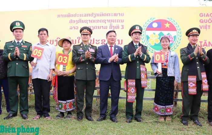 Hai đồng chí Bộ trưởng cùng các đại biểu trao bò giống cho đại diện những hộ gia đình nghèo trên địa bàn. Ảnh: Viết Lam