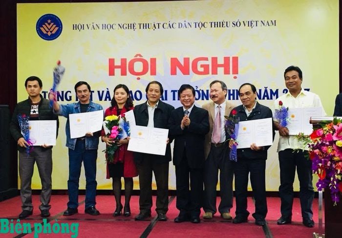 Nhà thơ Thạch Đờ Ni (thứ nhất, từ phải sang) nhận giải của Hội Văn học nghệ thuật các dân tộc thiểu số Việt Nam. Ảnh: Nhân vật cung cấp