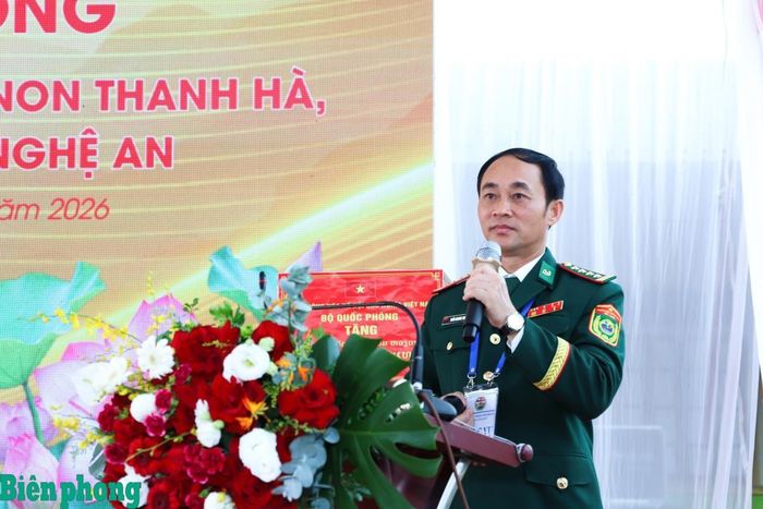 Đại tá Trần Quang Trung, Chính ủy Ban Chỉ huy Bộ đội Biên phòng tỉnh Nghệ An báo cáo các nội dung liên quan đến công trình. Ảnh: Ngọc Lâm