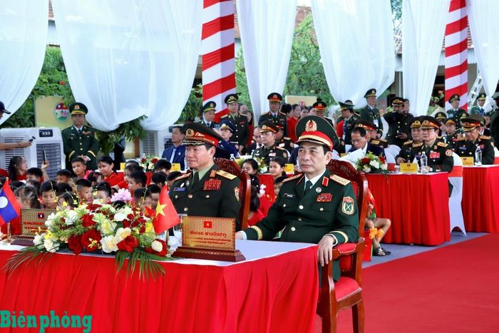 Đại tướng Phan Văn Giang và Đại tướng Khăm Liêng - Ụ Thạ Cay Sỏn cùng các đại biểu dự Lễ khởi công công trình Trường Mầm non Thanh Hà. Ảnh: Ngọc Lâm