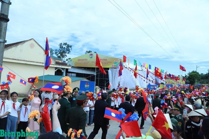 Đông đảo người dân xã Kim Bảng, tỉnh Nghệ An chào đón Đoàn đại biểu cấp cao Bộ Quốc phòng hai nước Việt Nam - Lào về dự Lễ khởi công. Ảnh: Ngọc Lâm