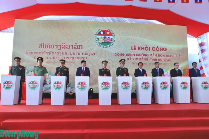 Đại tướng Phan Văn Giang và Đại tướng Khăm Liêng - Ụ Thạ Cay Sỏn cùng các đại biểu nhấn nút khởi công Trường Mầm non Thanh Hà. Ảnh: Chiến Khu