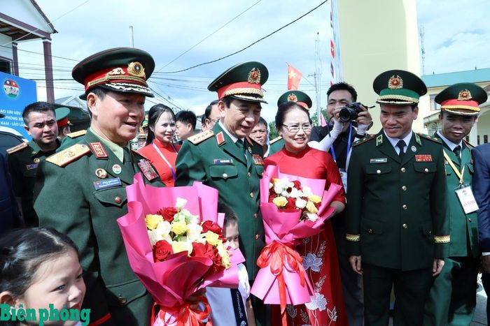 Giáo viên, học sinh Trường Mầm non Thanh Hà tặng hoa, chào mừng Đại tướng Phan Văn Giang và Đại tướng Khăm Liêng - Ụ Thạ Cay Sỏn cùng các đại biểu đến dự Lễ khởi công công trình Trường Mầm non Thanh Hà. Ảnh: Ngọc Lâm