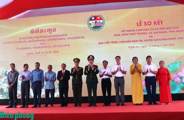 Hai đồng chí Phó Thủ tướng Chính phủ, Bộ trưởng Bộ Quốc phòng chụp ảnh lưu niệm với cán bộ, nhân dân hai thôn, bản kết nghĩa. Ảnh: Viết Lam