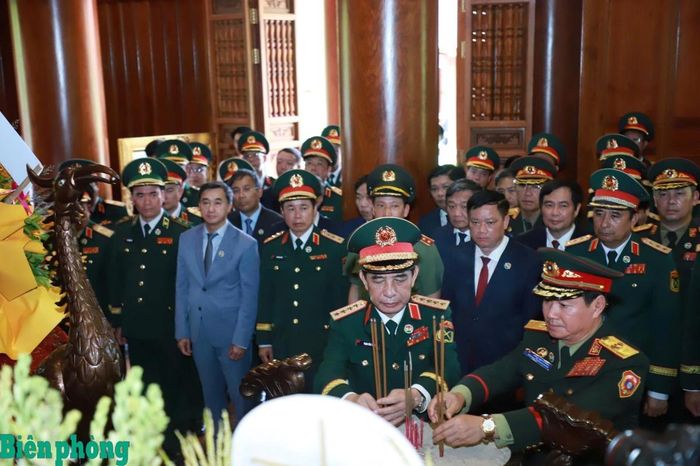 Đại tướng Phan Văn Giang và Đại tướng Khăm Liêng - Ụ Thạ Cay Sỏn dâng hương tưởng niệm Chủ tịch Hồ Chí Minh. Ảnh: Thành Duy