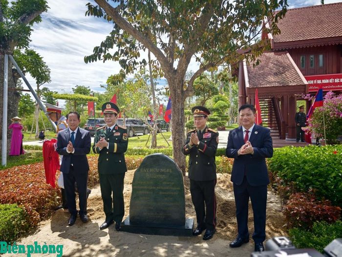 Đại tướng Phan Văn Giang và Đại tướng Khăm Liêng - Ụ Thạ Cay Sỏn chụp ảnh chung sau khi trồng cây hữu nghị trong khuôn viên Khu Di tích Quốc gia đặc biệt Kim Liên. Ảnh: Thanh Hiền