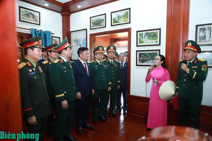 Đoàn đại biểu cấp cao Bộ Quốc phòng hai nước tham quan Nhà lưu niệm Chủ tịch Hồ Chí Minh. Ảnh: Thành Duy